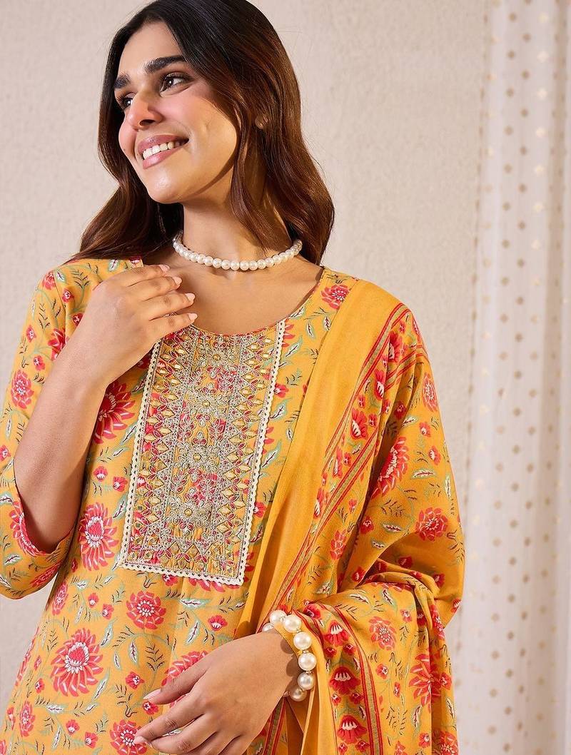 Women Floral Printed Regular Thread Work Kurta with Trousers & With Dupatta