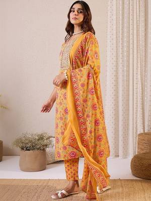 Women Floral Printed Regular Thread Work Kurta with Trousers & With Dupatta 3
