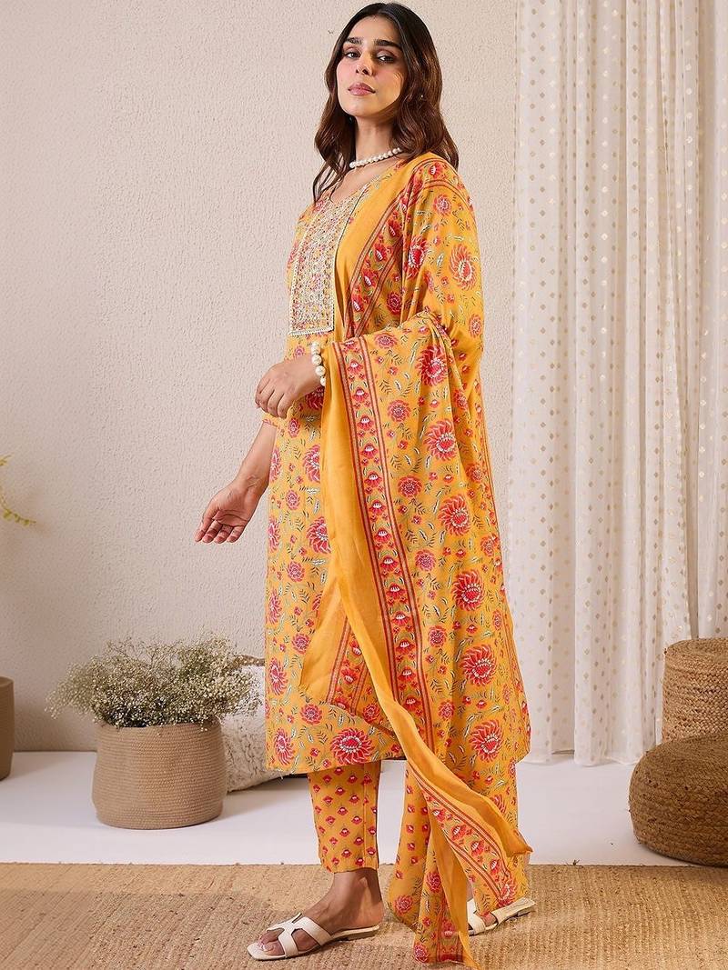 Women Floral Printed Regular Thread Work Kurta with Trousers & With Dupatta