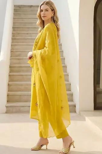 Women Floral Embroidered Regular Thread Work Kurta with Trousers & With Dupatta