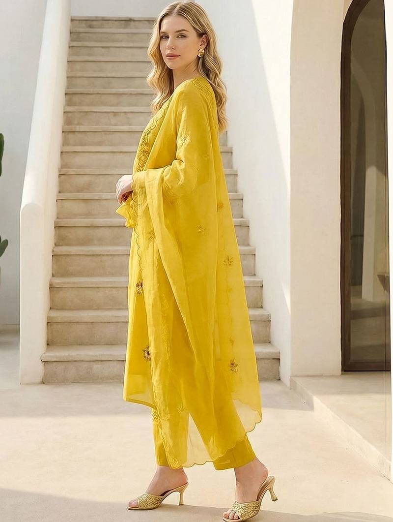 Women Floral Embroidered Regular Thread Work Kurta with Trousers & With Dupatta