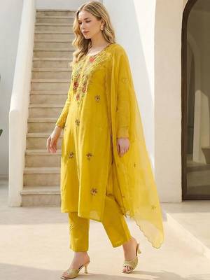 Women Floral Embroidered Regular Thread Work Kurta with Trousers & With Dupatta 3