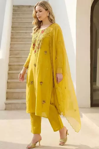 Women Floral Embroidered Regular Thread Work Kurta with Trousers & With Dupatta
