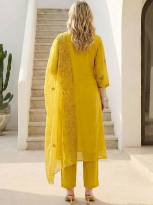 Women Floral Embroidered Regular Thread Work Kurta with Trousers & With Dupatta 5