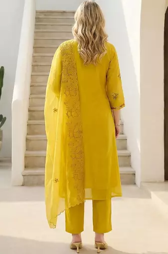 Women Floral Embroidered Regular Thread Work Kurta with Trousers & With Dupatta