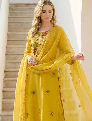 Women Floral Embroidered Regular Thread Work Kurta with Trousers & With Dupatta 6