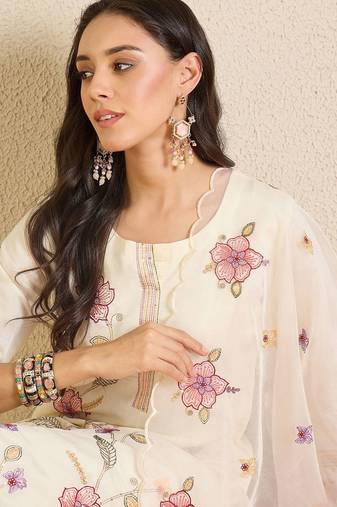 Women Floral Embroidered Regular Thread Work Kurta with Trousers & With Dupatta