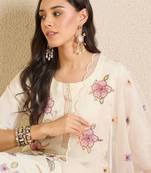 Women Floral Embroidered Regular Thread Work Kurta with Trousers & With Dupatta