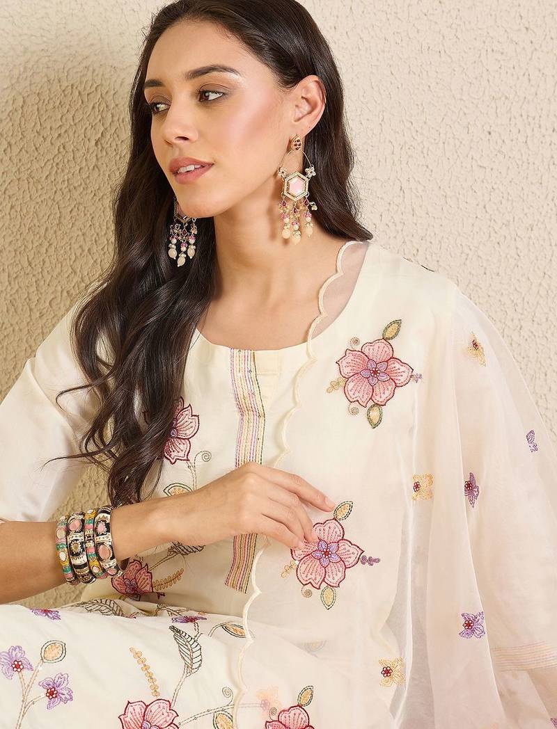 Women Floral Embroidered Regular Thread Work Kurta with Trousers & With Dupatta