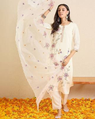 Women Floral Embroidered Regular Thread Work Kurta with Trousers & With Dupatta 3