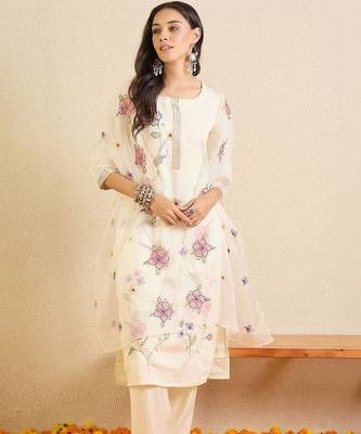 Women Floral Embroidered Regular Thread Work Kurta with Trousers & With Dupatta 5
