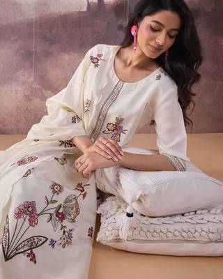 Floral Embroidered Thread Work Straight Kurta With Trousers & Dupatta 1