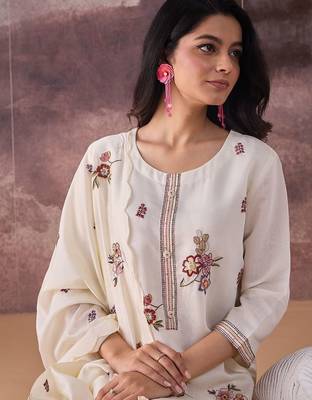 Floral Embroidered Thread Work Straight Kurta With Trousers & Dupatta 3