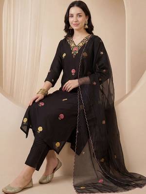Women Floral Embroidered Regular Thread Work Kurta with Trousers & With Dupatta 1