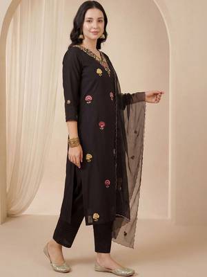 Women Floral Embroidered Regular Thread Work Kurta with Trousers & With Dupatta 3