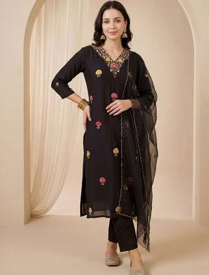 Women Floral Embroidered Regular Thread Work Kurta with Trousers & With Dupatta 5
