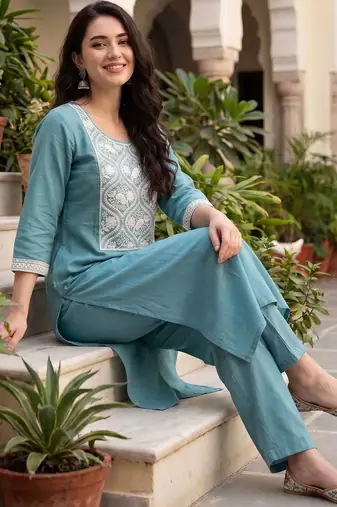 Women Ethnic Motifs Embroidered Regular Thread Work Kurta with Trousers