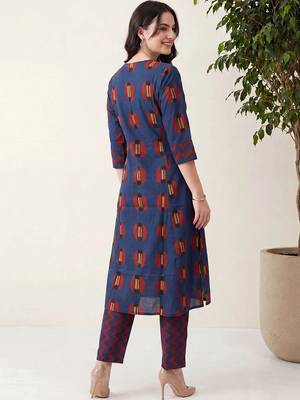 Women Printed Regular Pure Cotton Kurta with Trousers 4