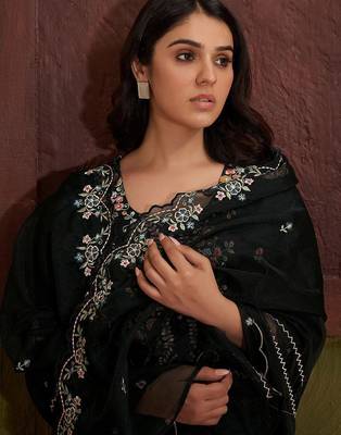Women Floral Embroidered Regular Beads and Stones Kurta with Trousers & Dupatta 1
