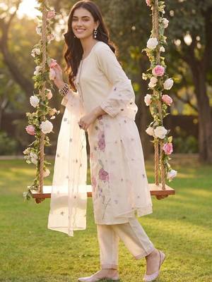 Women Floral Embroidered Regular Thread Work Kurta with Trousers & With Dupatta 1