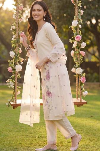 Women Floral Embroidered Regular Thread Work Kurta with Trousers & With Dupatta