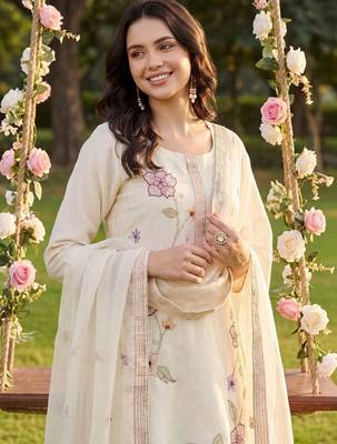 Women Floral Embroidered Regular Thread Work Kurta with Trousers & With Dupatta 2