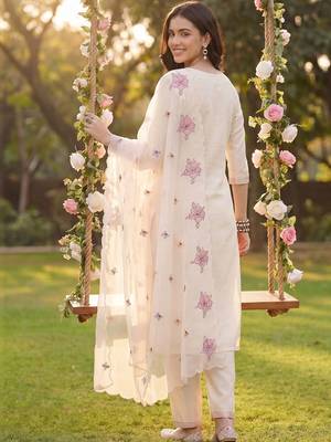 Women Floral Embroidered Regular Thread Work Kurta with Trousers & With Dupatta 4