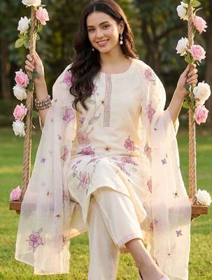 Women Floral Embroidered Regular Thread Work Kurta with Trousers & With Dupatta 5
