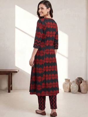 Women Printed Regular Pure Cotton Kurta with Trousers 3