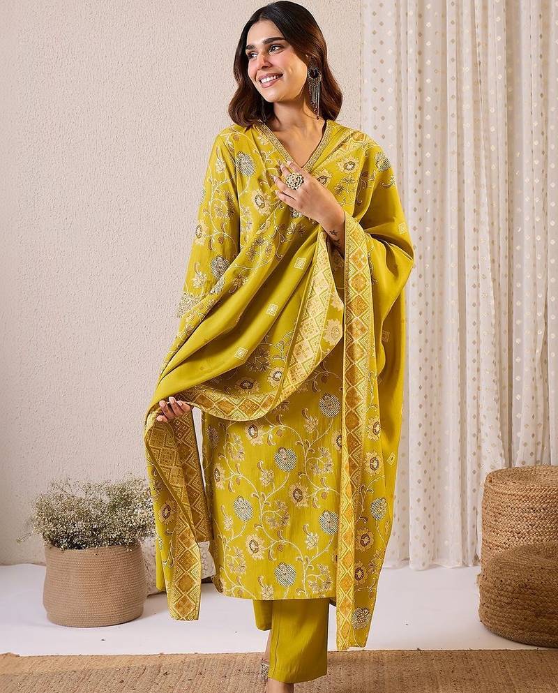Women Floral Printed Regular Chanderi Silk Kurta with Trousers & With Dupatta