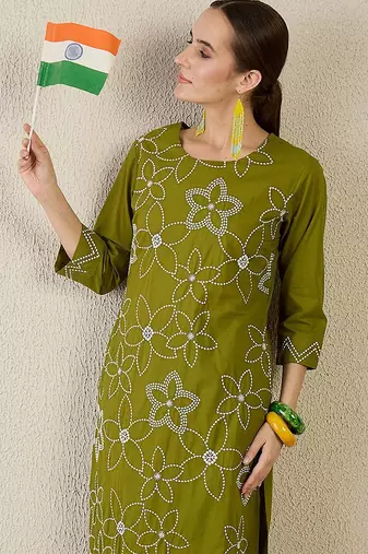 Women Floral Embroidered Cotton Kurta with Trousers