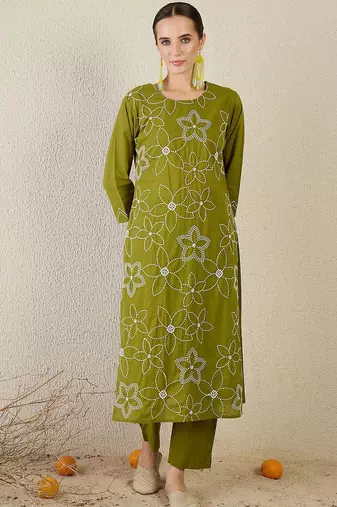 Women Floral Embroidered Cotton Kurta with Trousers