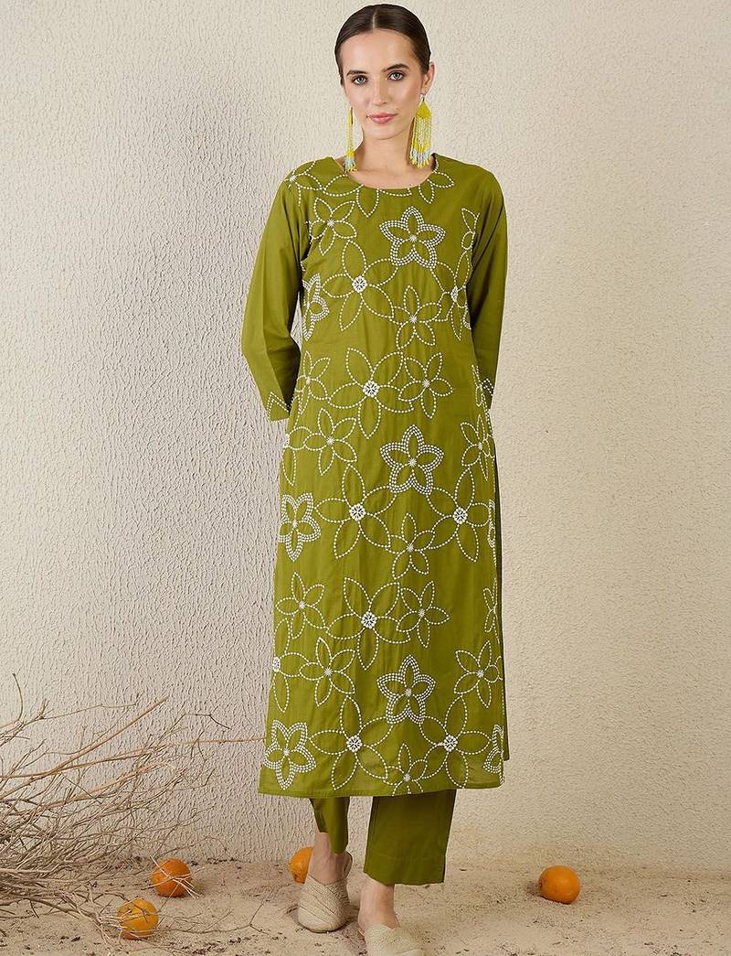 Women Floral Embroidered Cotton Kurta with Trousers