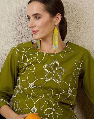 Women Floral Embroidered Cotton Kurta with Trousers 3