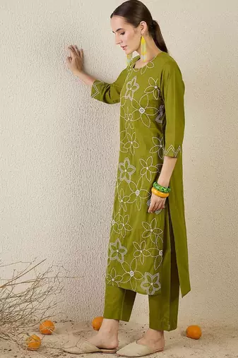 Women Floral Embroidered Cotton Kurta with Trousers