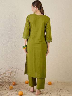Women Floral Embroidered Cotton Kurta with Trousers 5