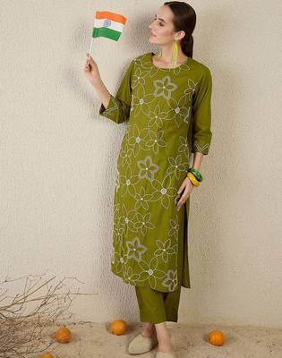 Women Floral Embroidered Cotton Kurta with Trousers 6