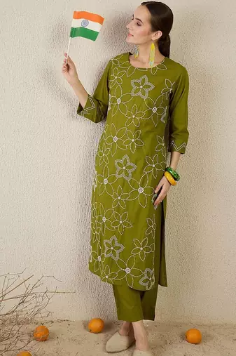 Women Floral Embroidered Cotton Kurta with Trousers
