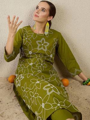 Women Floral Embroidered Cotton Kurta with Trousers 7
