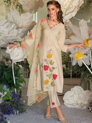 Women Floral Embroidered Regular Thread Work Kurta with Trousers & With Dupatta 1
