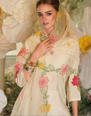 Women Floral Embroidered Regular Thread Work Kurta with Trousers & With Dupatta 2