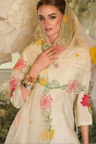 Women Floral Embroidered Regular Thread Work Kurta with Trousers & With Dupatta