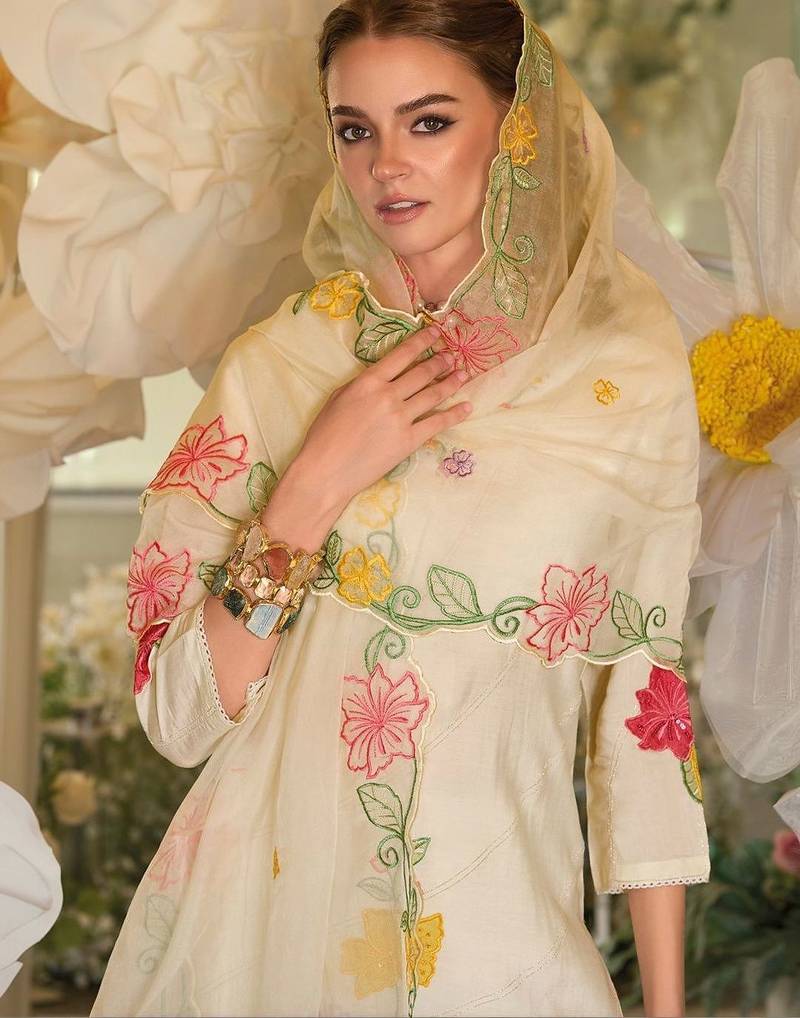 Women Floral Embroidered Regular Thread Work Kurta with Trousers & With Dupatta