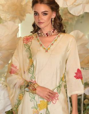 Women Floral Embroidered Regular Thread Work Kurta with Trousers & With Dupatta 3