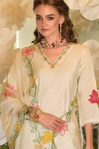 Women Floral Embroidered Regular Thread Work Kurta with Trousers & With Dupatta