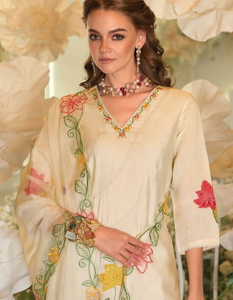 Women Floral Embroidered Regular Thread Work Kurta with Trousers & With Dupatta