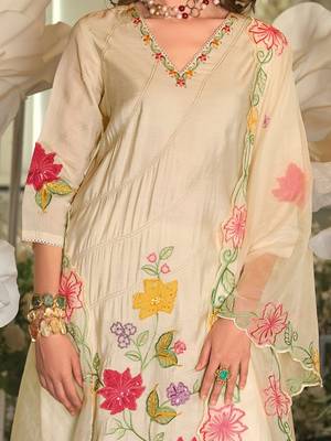 Women Floral Embroidered Regular Thread Work Kurta with Trousers & With Dupatta 4