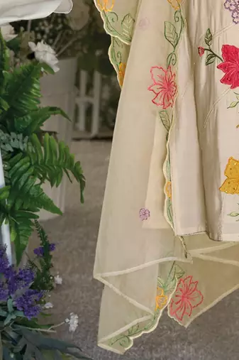 Women Floral Embroidered Regular Thread Work Kurta with Trousers & With Dupatta