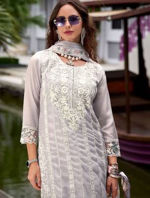 Women Floral Embroidered Regular Thread Work Kurta with Trousers & With Dupatta 2