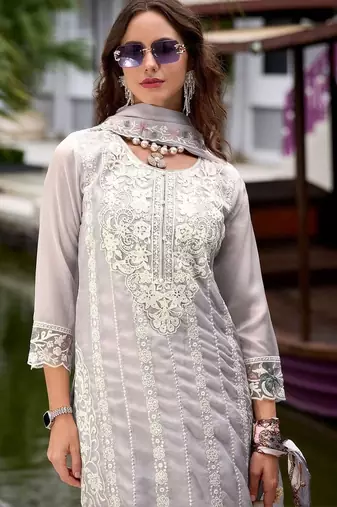 Women Floral Embroidered Regular Thread Work Kurta with Trousers & With Dupatta